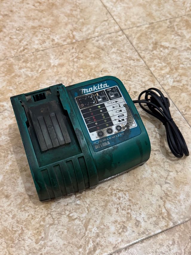 Cargador Makita DC18RA