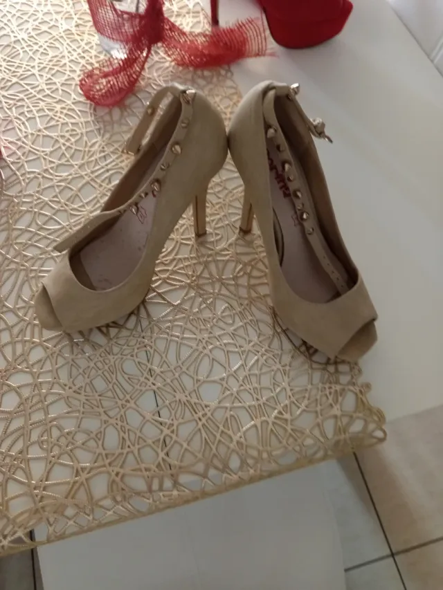 Zapatos de tacón beige con plataforma