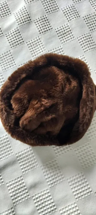 Gorro de piel marrón oscuro