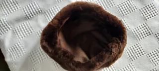 Gorro de piel marrón oscuro