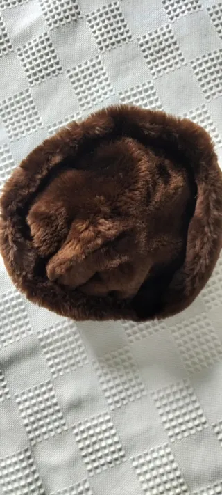 Gorro de piel marrón oscuro