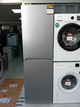 Nevera combi plateada marca beko