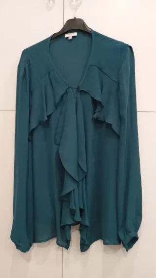 Blusa azul con volantes