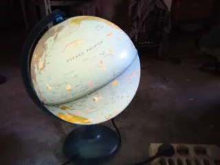 Globo terráqueo iluminado 