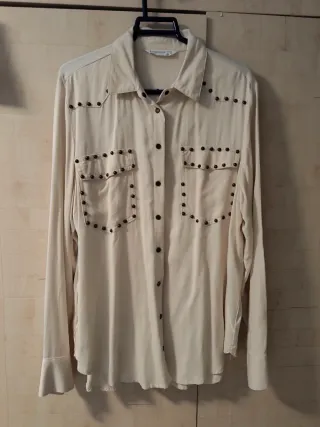 Camisa Stradivarius tachas beige Talla M