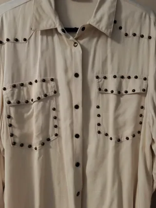 Camisa Stradivarius tachas beige Talla M