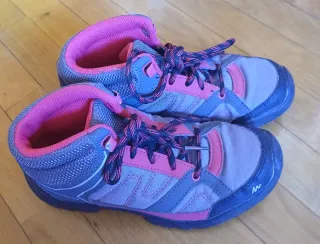 Zapatillas de montaña grises y rosas
N° 34