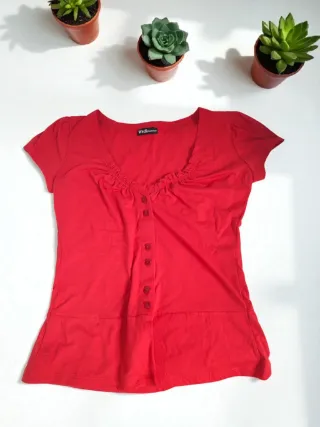 Camiseta roja con botones