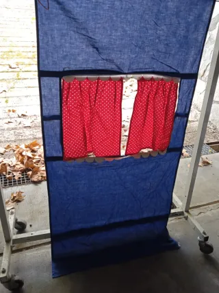 Teatrillo de títeres con cortinas rojas