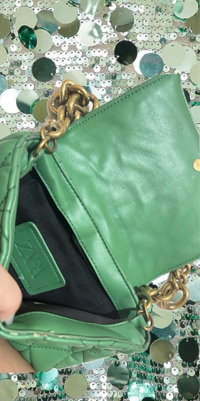 Bolso cadena Zara verde acolchado de segunda mano por 7,5 EUR en