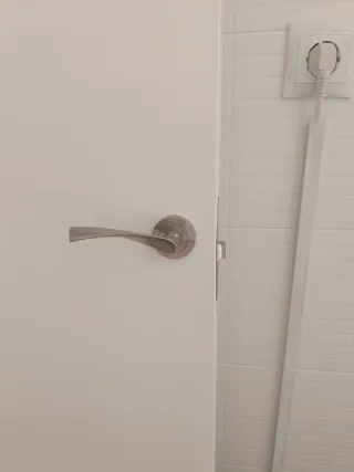 Puerta blanca con manivela