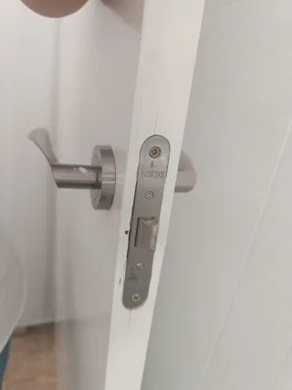 Puerta blanca con manivela