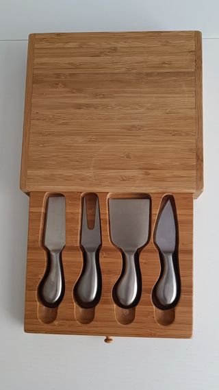 Caja y cubiertos de queso