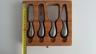 Caja y cubiertos de queso