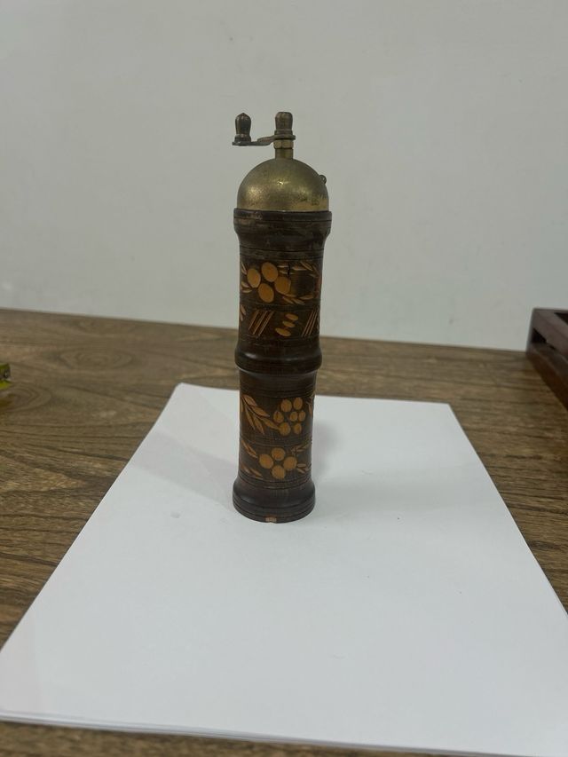 Antiguo molino de pimienta madera y latón (