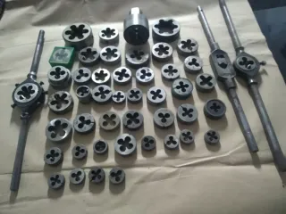 Lote de terrajas y machos de roscar.