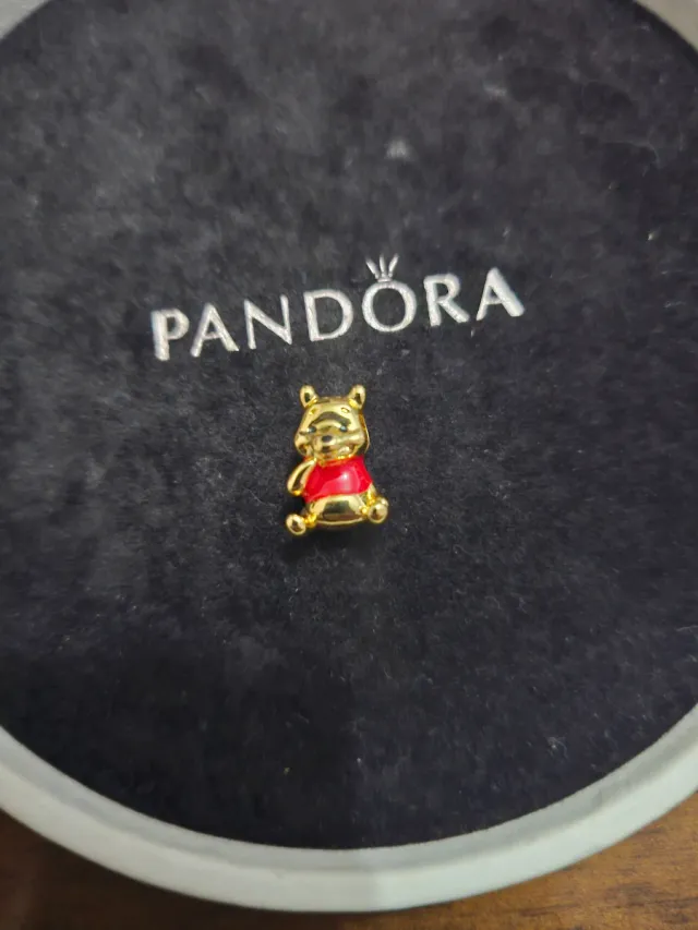 Pandora Winnie the Pooh Charm Dorado y Rojo
