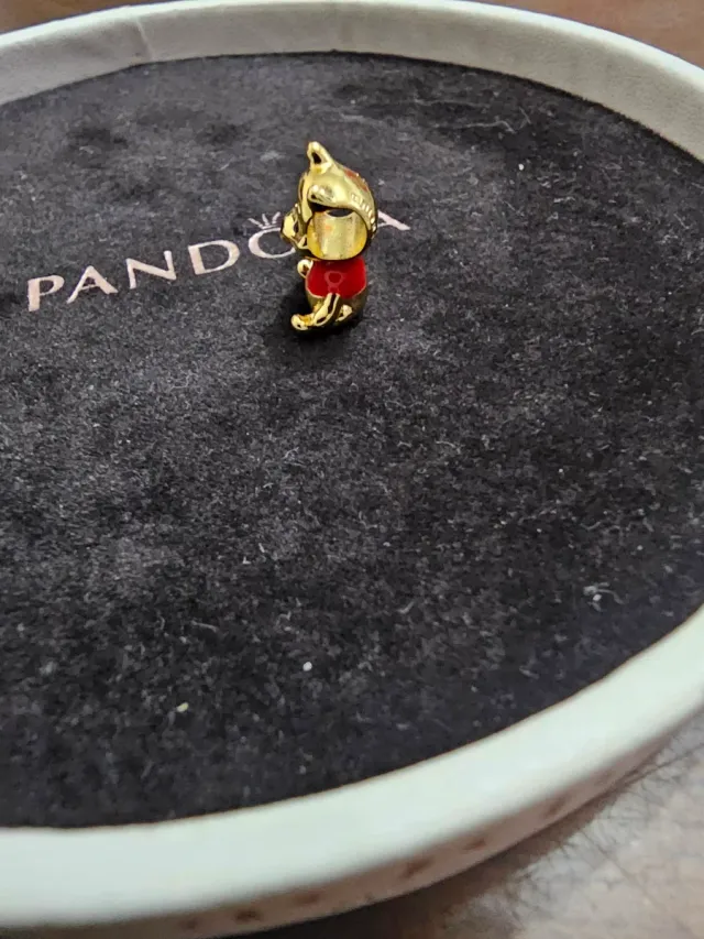Pandora Winnie the Pooh Charm Dorado y Rojo