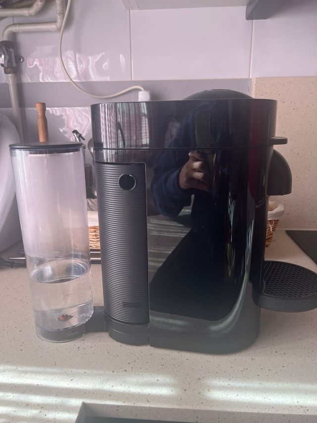 Cafetera Nespresso Vertuo Plus Negra, como nueva