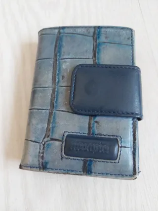 Cartera de cuero azul con diseño cocodrilo
