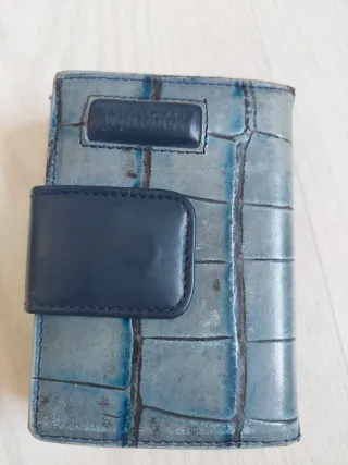 Cartera de cuero azul con diseño cocodrilo