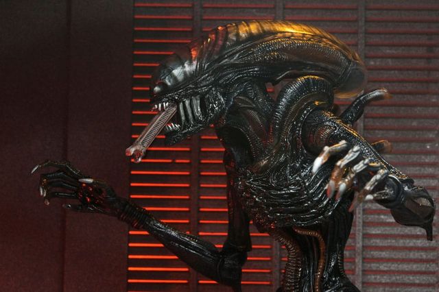 ALIEN Figura Ultimate Scorched Xenomorph 18cm NECA