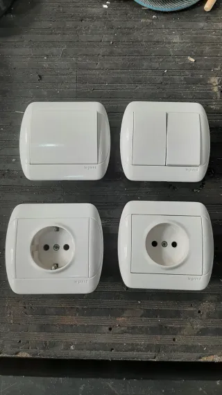 Enchufes e Interruptores Legrand Blancos