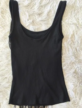 Camiseta negra tirantes flecos largos