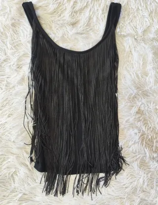 Camiseta negra tirantes flecos largos