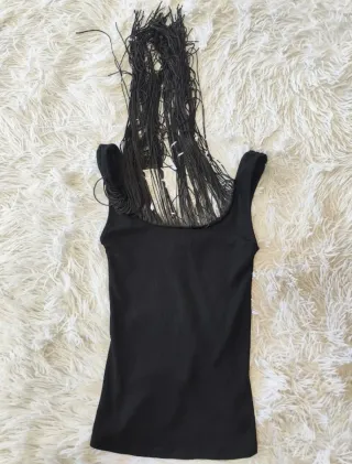 Camiseta negra tirantes flecos largos