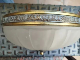 Lámpara de pared dorada y blanca