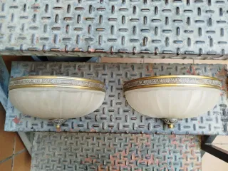 Lámpara de pared dorada y blanca