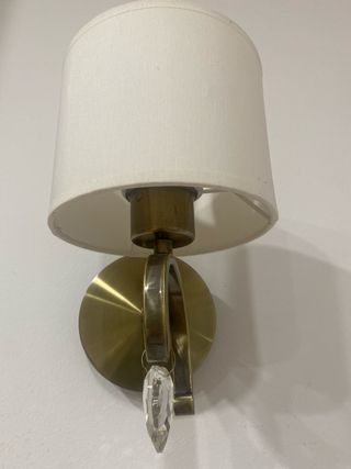 Lámpara de pared dorada con corazón de cristal