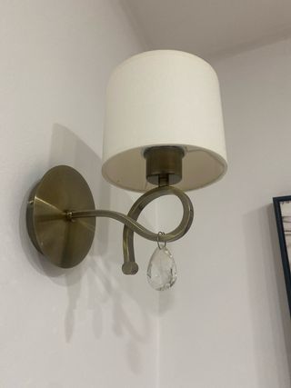 Lámpara de pared dorada con corazón de cristal