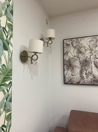 Lámpara de pared dorada con corazón de cristal