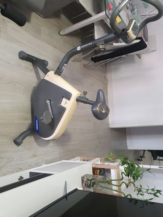 Bicicleta estática y banco de pesas