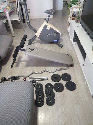 Bicicleta estática y banco de pesas