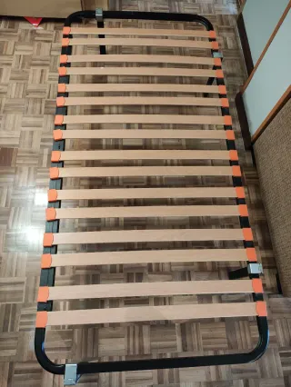 Canapé para colchón de 90 con cuatro patas.