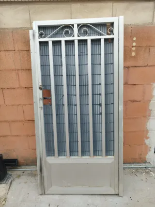 Puerta de aluminio para entrada de parcela