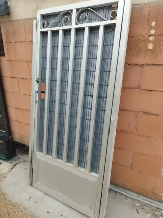 Puerta de aluminio para entrada de parcela