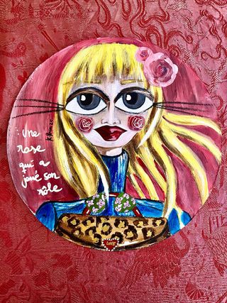 Pintura acrílica redonda mujer rubia
Medida: 53cm