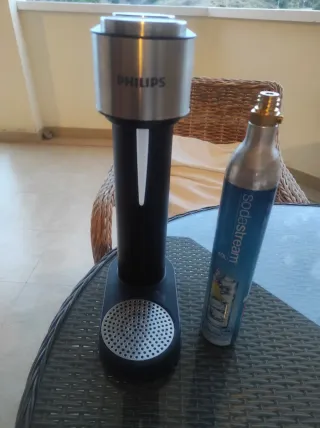 Color gris y negro,casi nueva con dos botellas 