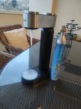 Color gris y negro,casi nueva con dos botellas 