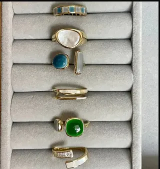 Anillos dorados con piedras
