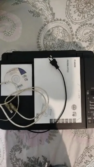 Impresora Canon Negra con CD Instalación y cables