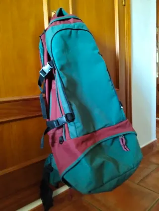 Mochila de montaña roja y verde