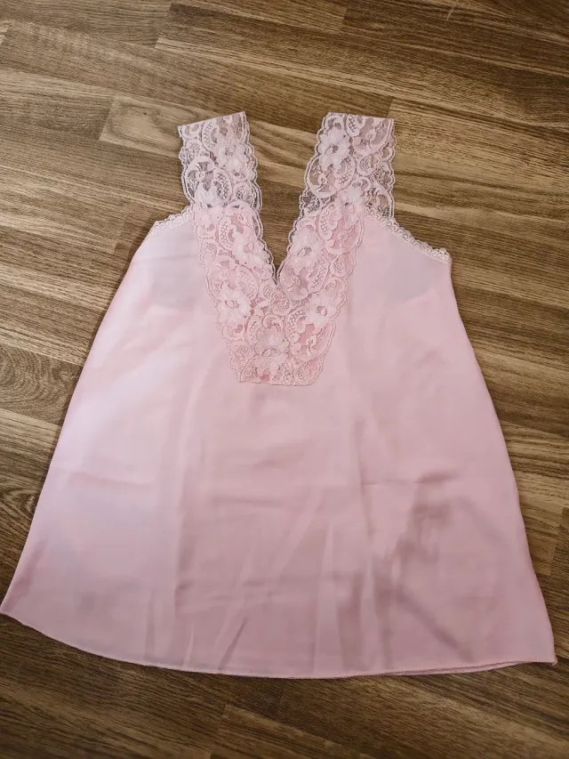 Camiseta lencera rosa con encaje