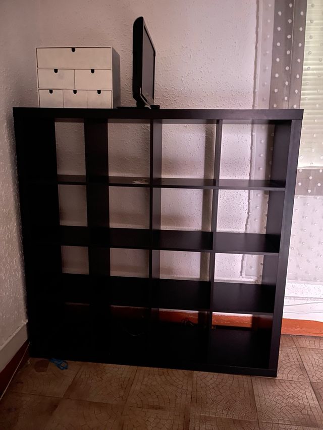 Mueble negro con compartimentos
