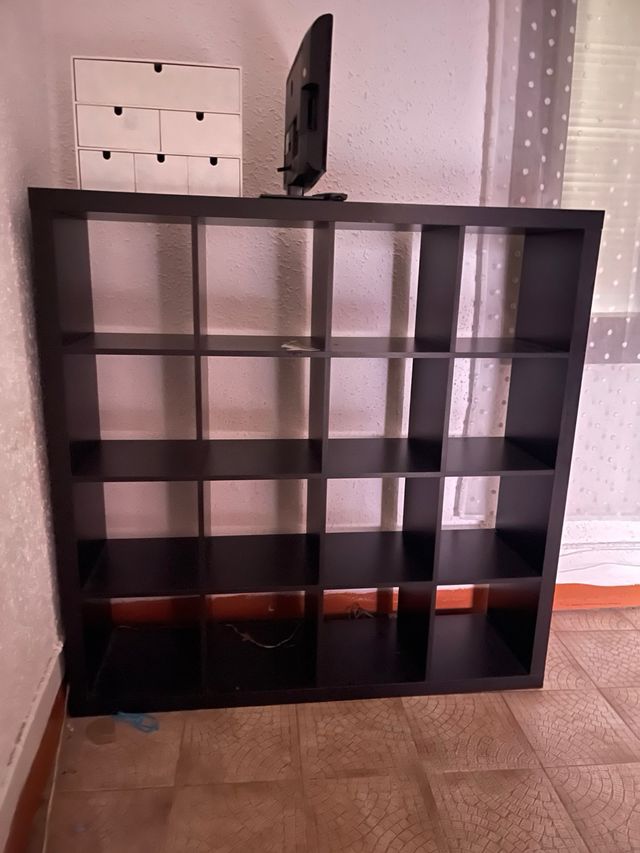 Mueble negro con compartimentos