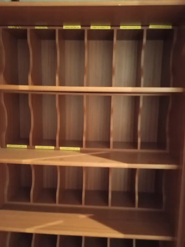 Estantería de madera con separadores